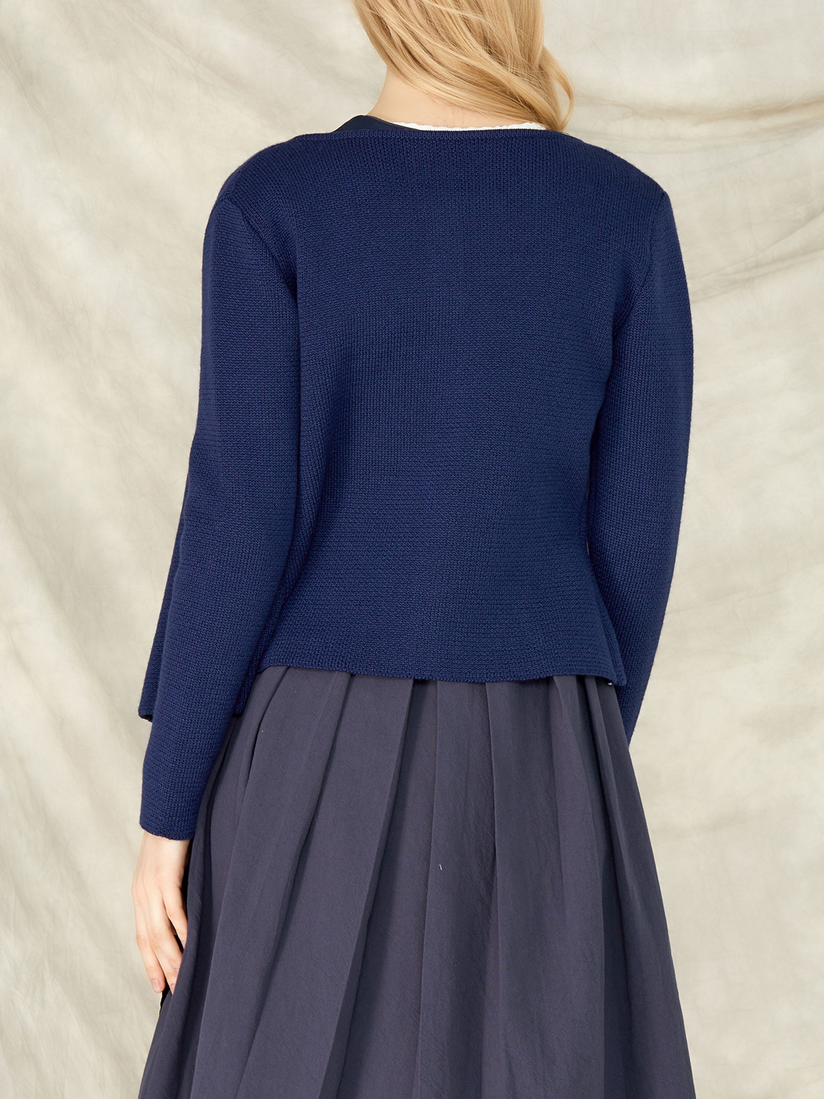 Modernes Dirndl in Marineblau