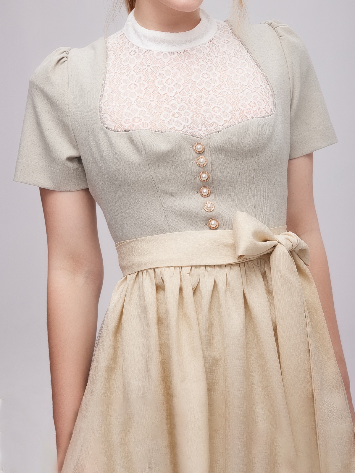 Ein graues Dirndl mit floralen Details – perfekt für festliche Anlässe