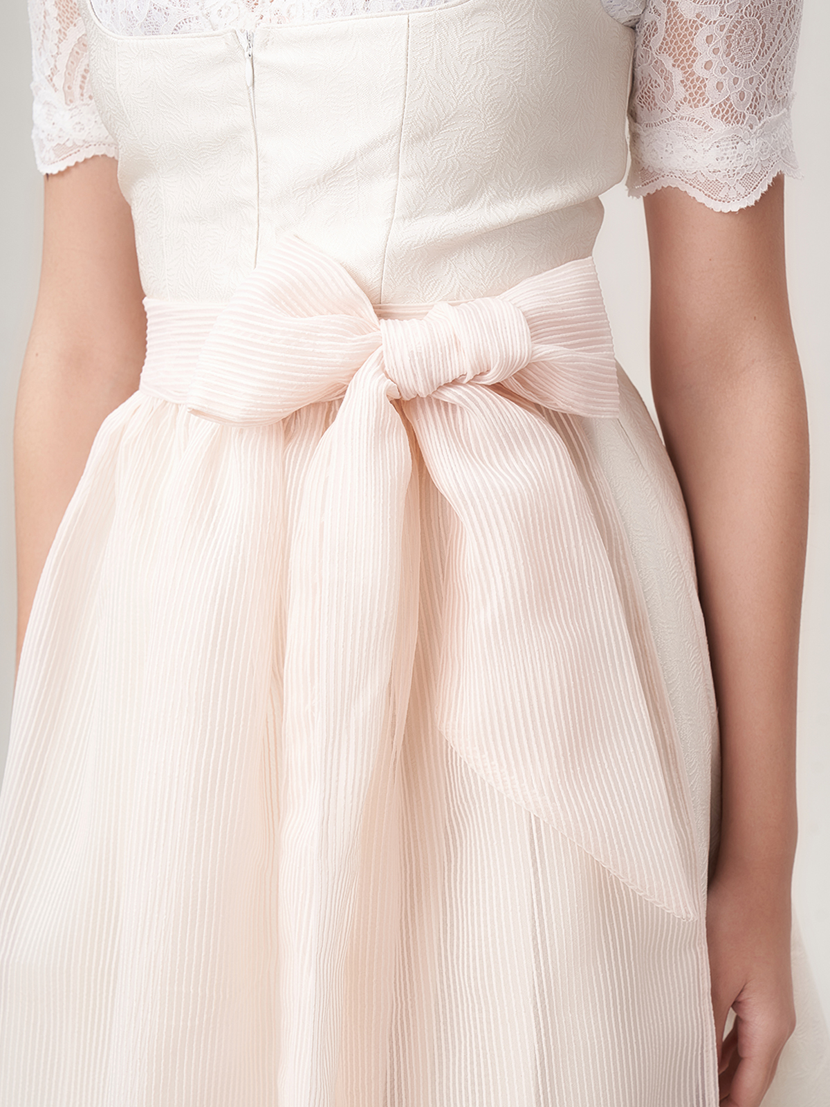 Dirndl in Beige mit weißer Bluse