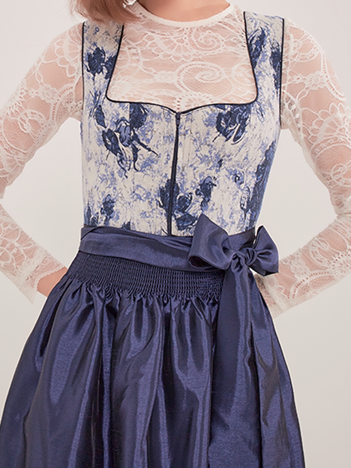 Dirndl blau mini in eleganter Ausführung