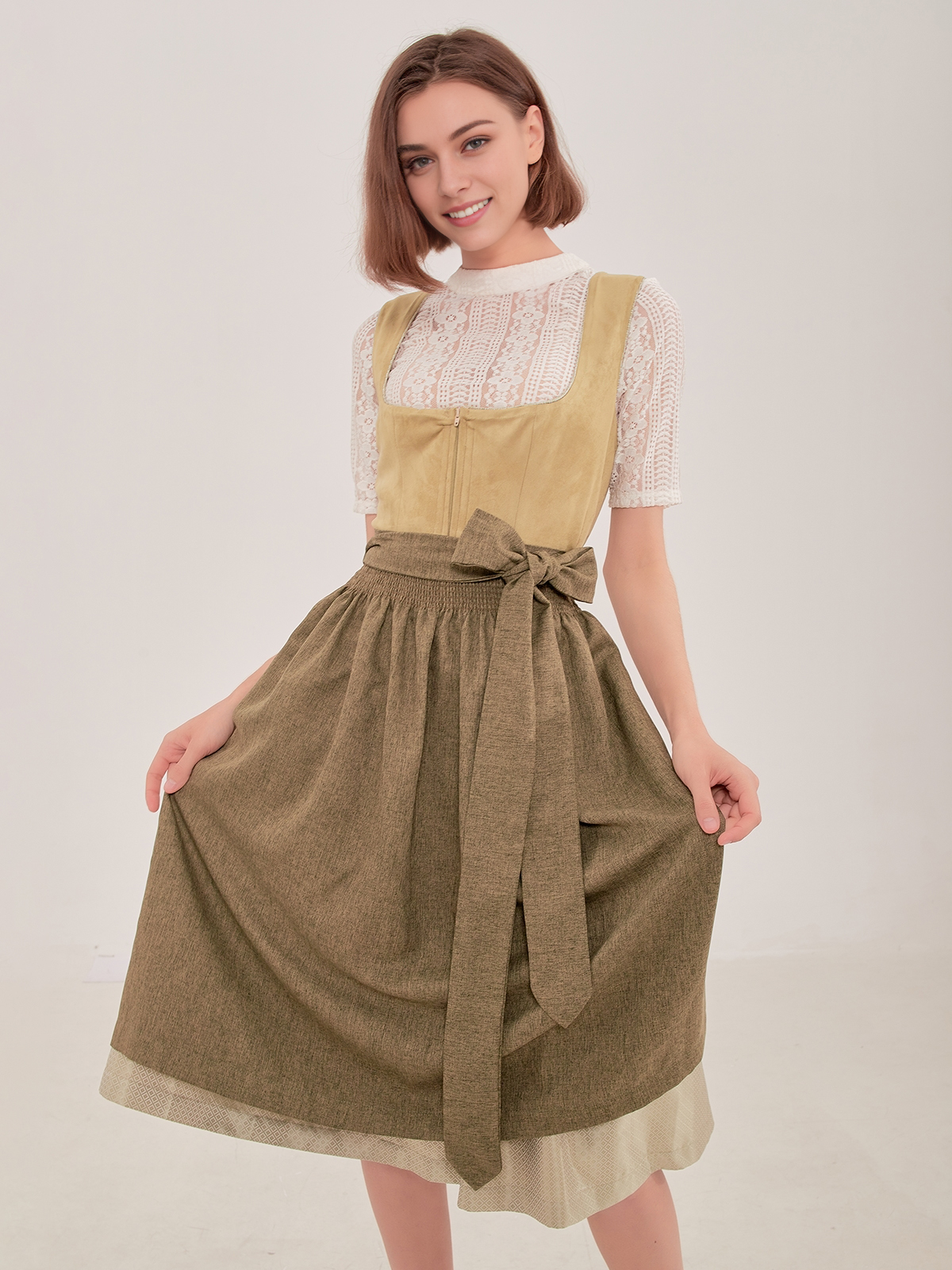 Ein elegantes grünes Dirndl mit passender Bluse und Schmuck