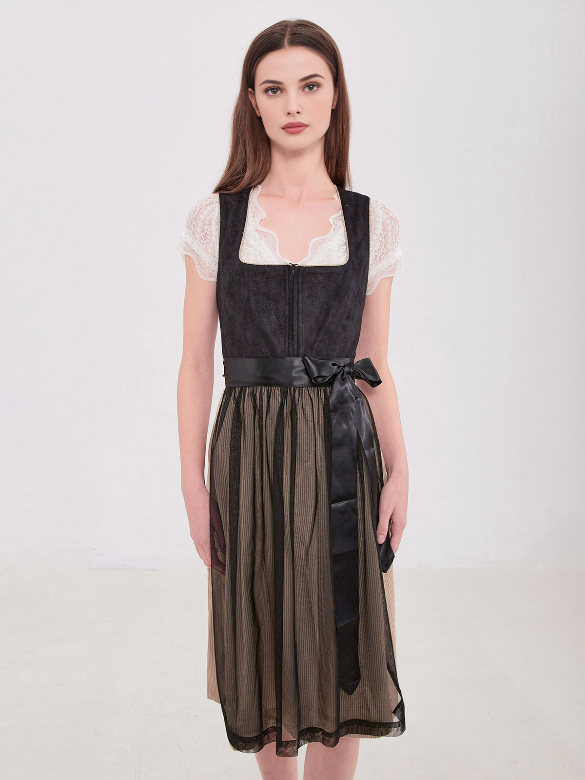 Schwarze Dirndlbluse mit Spitze