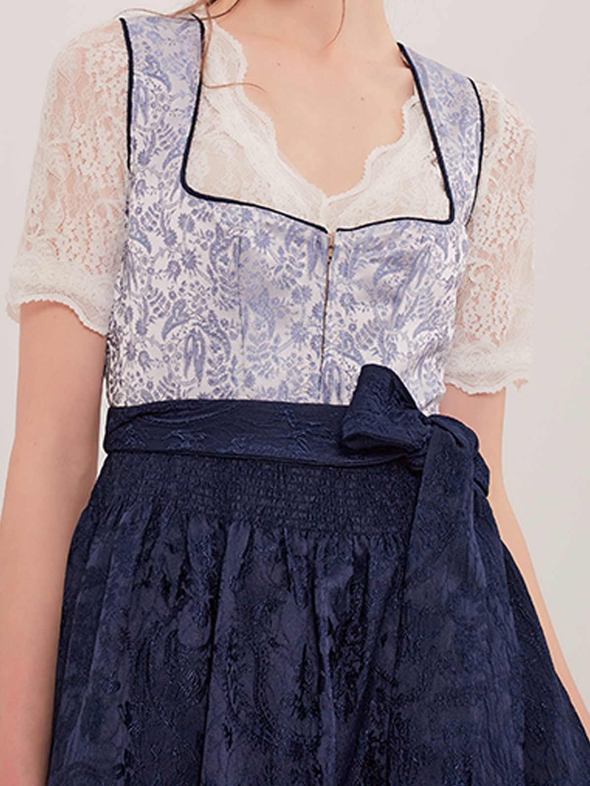Dirndlbluse Langarm mit V-Ausschnitt in Blau
