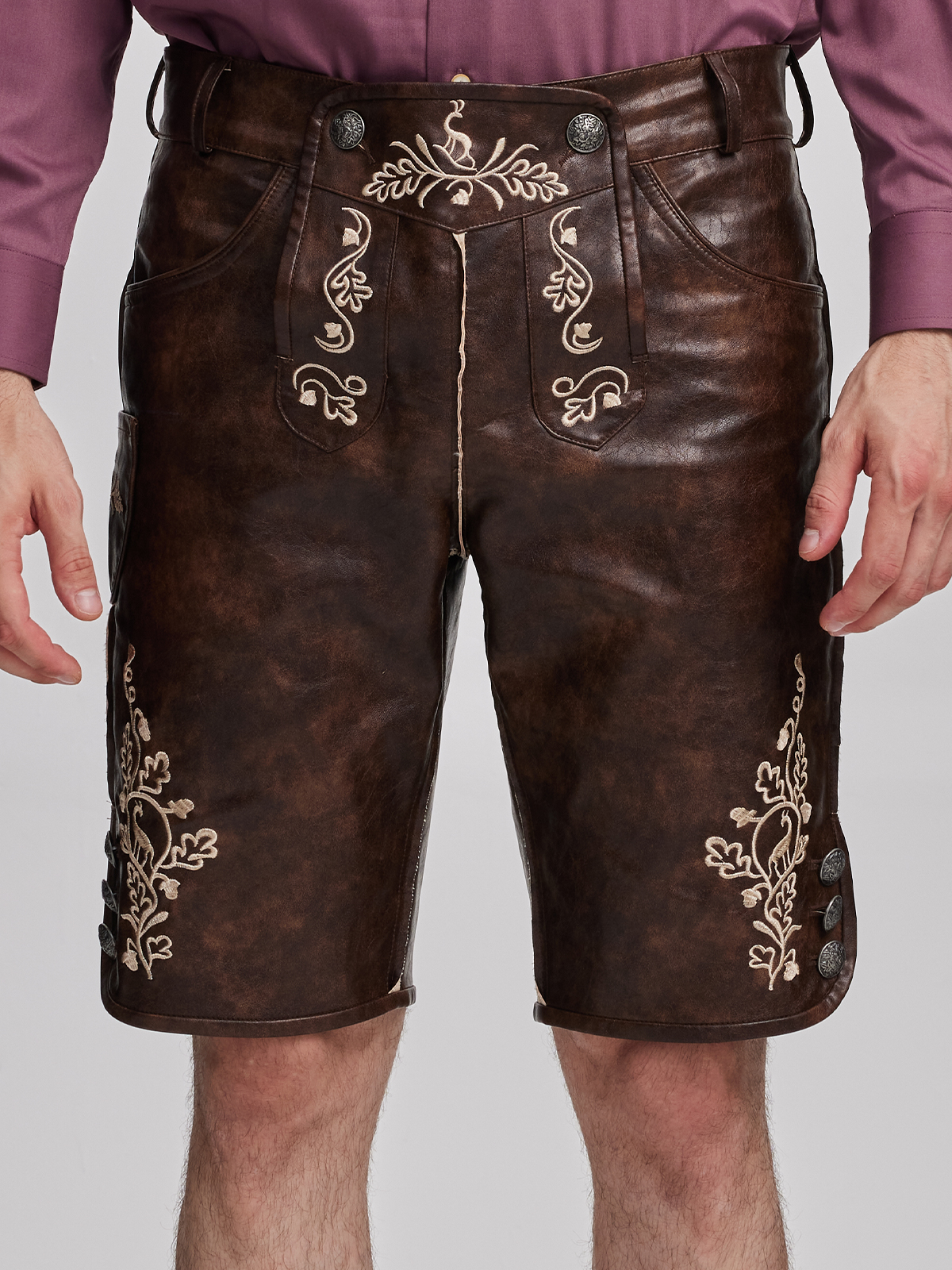 Traditionelles Dirndl mit Lederschürze