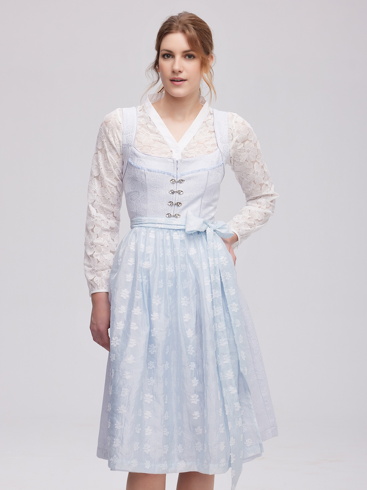 Dirndl in Blau mit passender Bluse