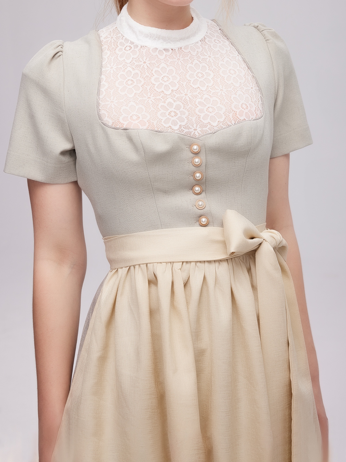 Samt Dirndl in Grau – zeitlos und elegant