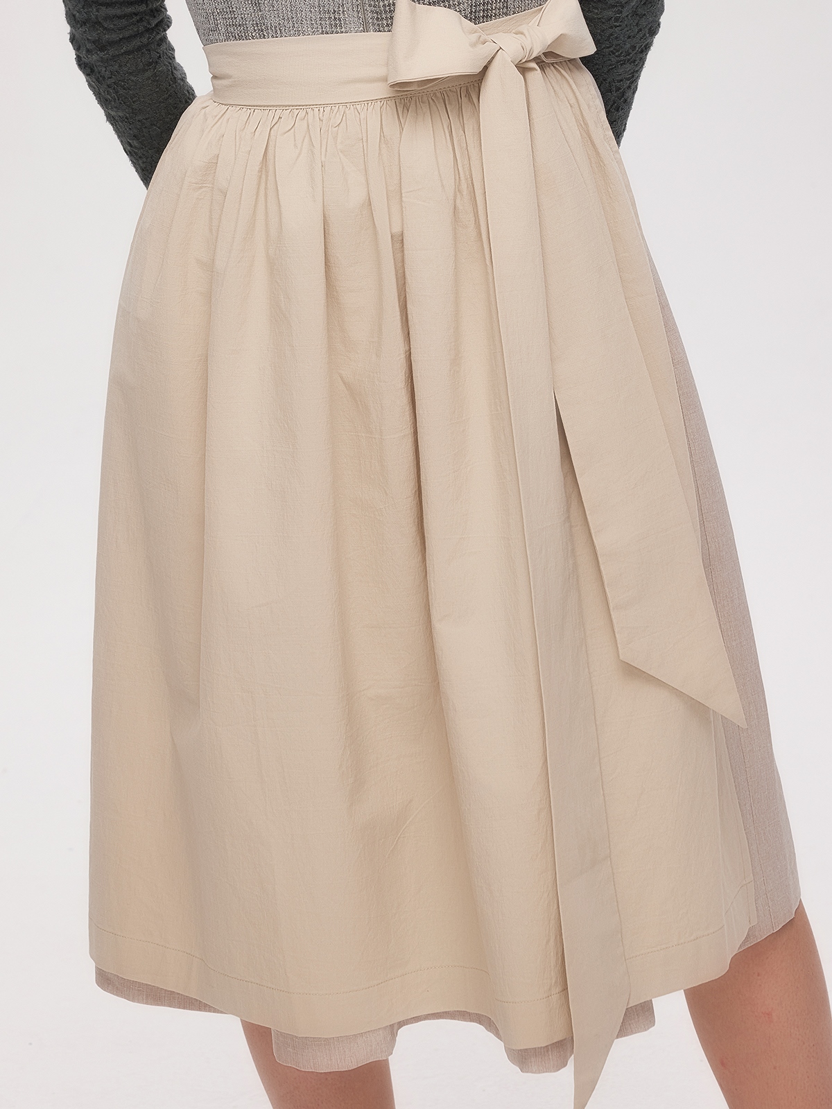 Ein grünes Dirndl mit floralen Details – inspiriert von traditionellem Design.
