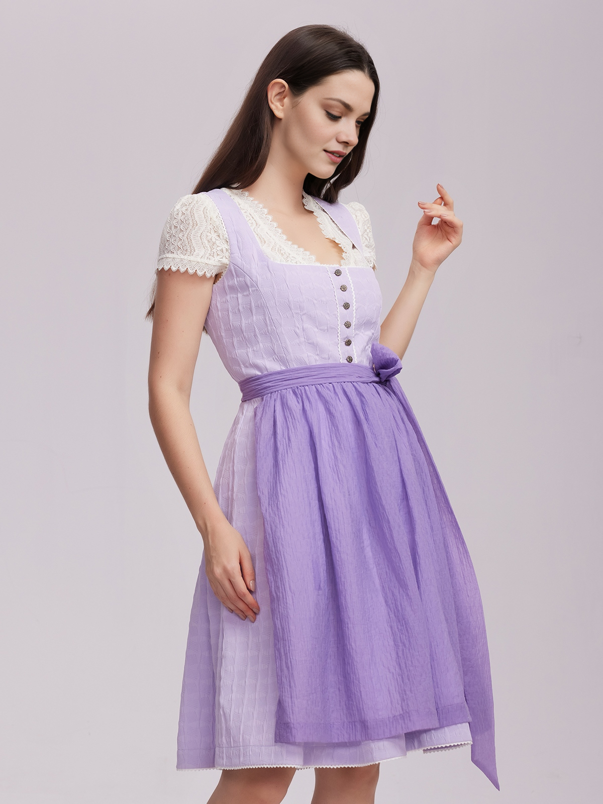 Dirndl in Lila mit Spitzenbluse