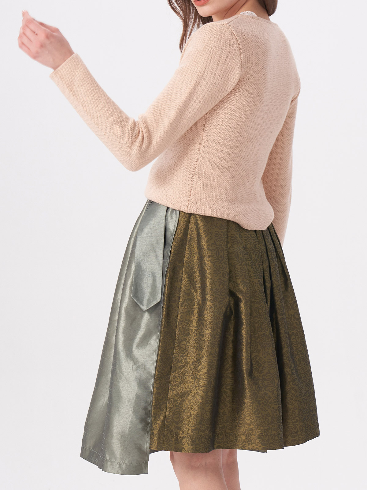 Modernes Dirndl in Braun mit figurbetonter Silhouette