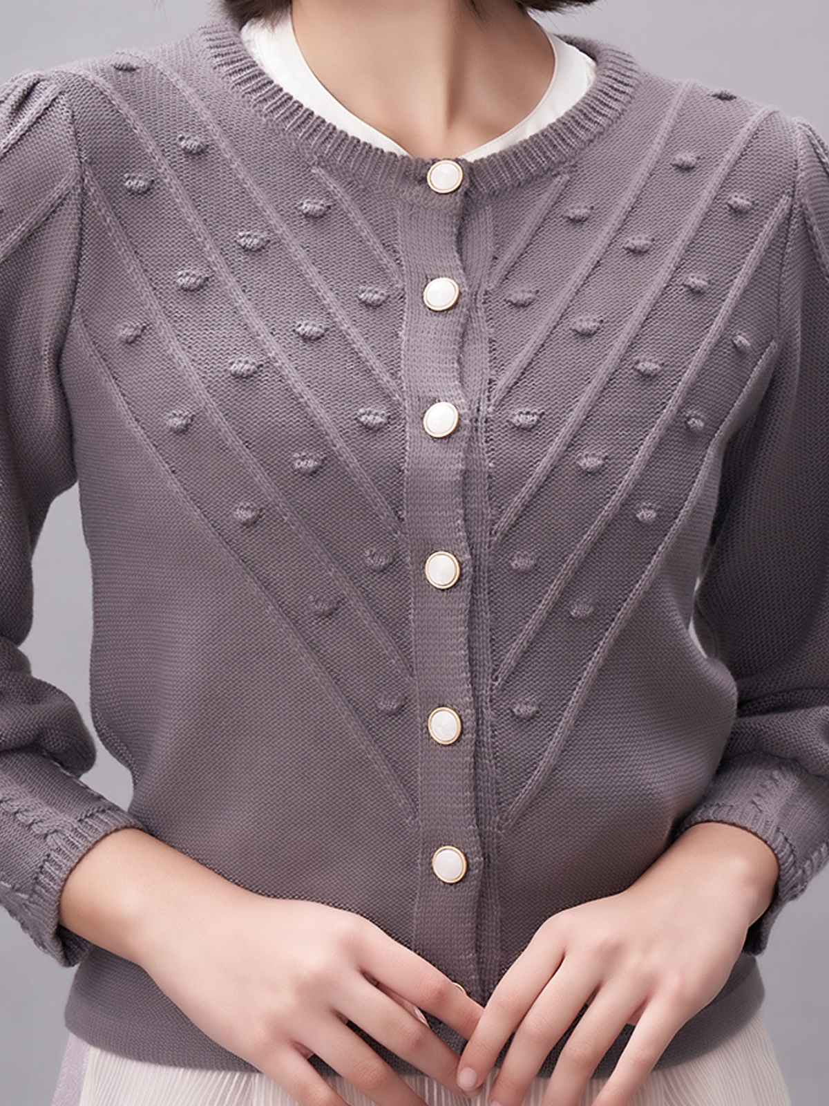 Elegantes graues Dirndl mit traditionellen Elementen
