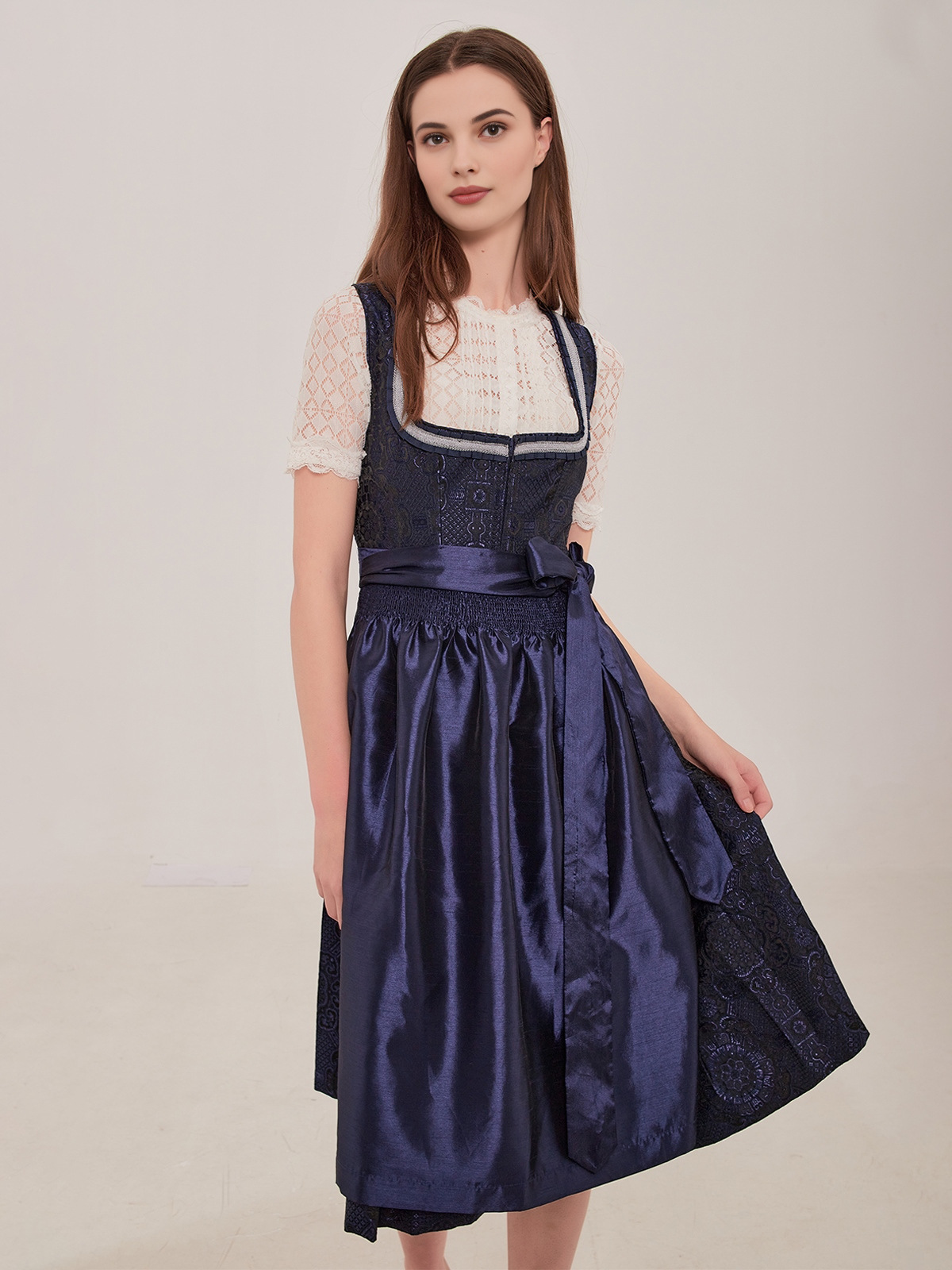 Schwarzes Samt-Dirndl mit blauer Bluse