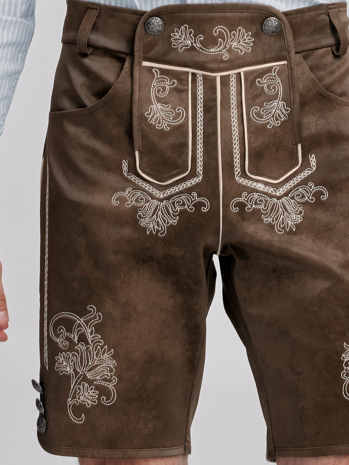 Traditionelles Dirndl in Braun mit modernem Schnitt