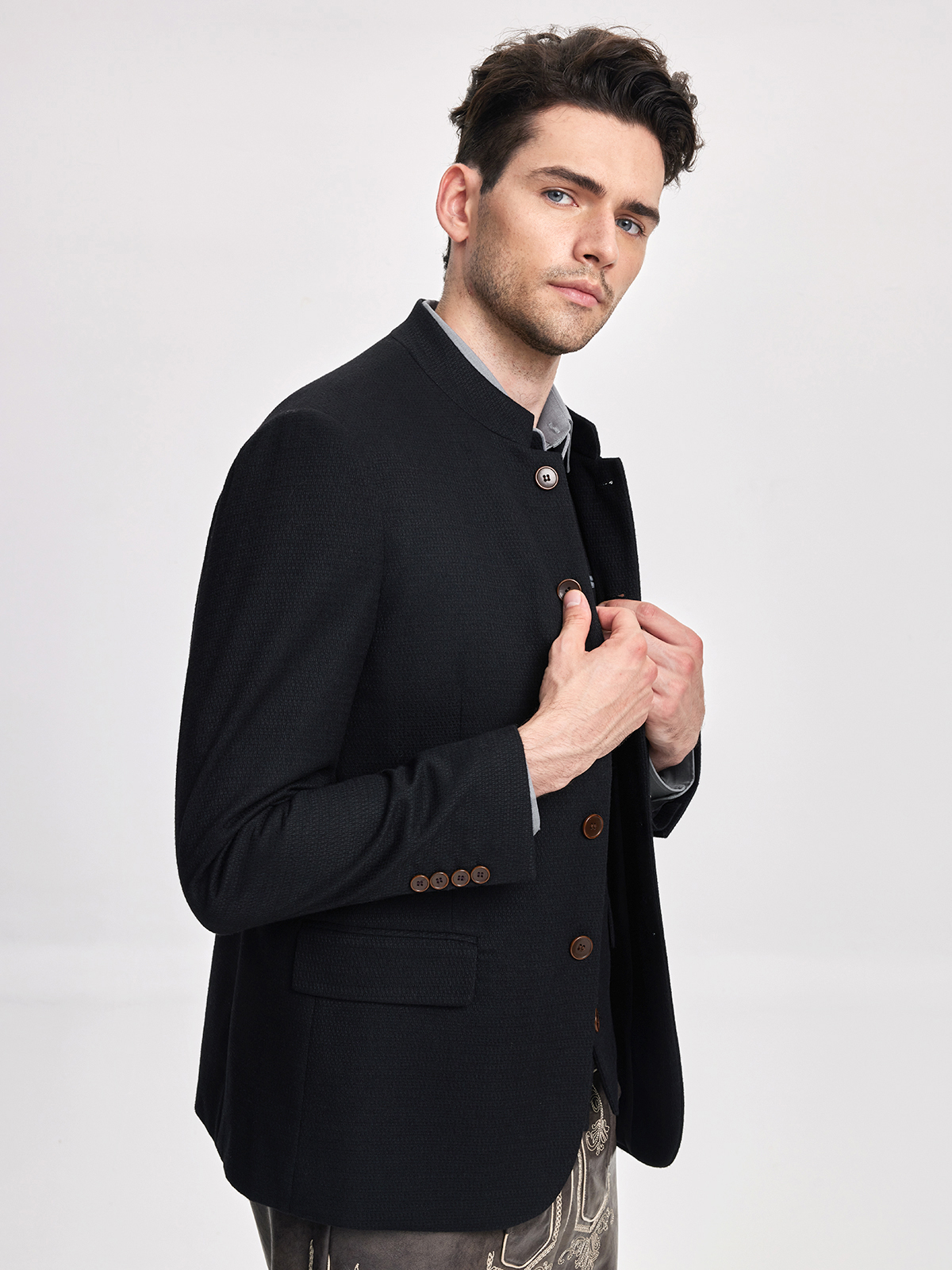 Blaue Dirndlbluse mit traditionellem Schnitt