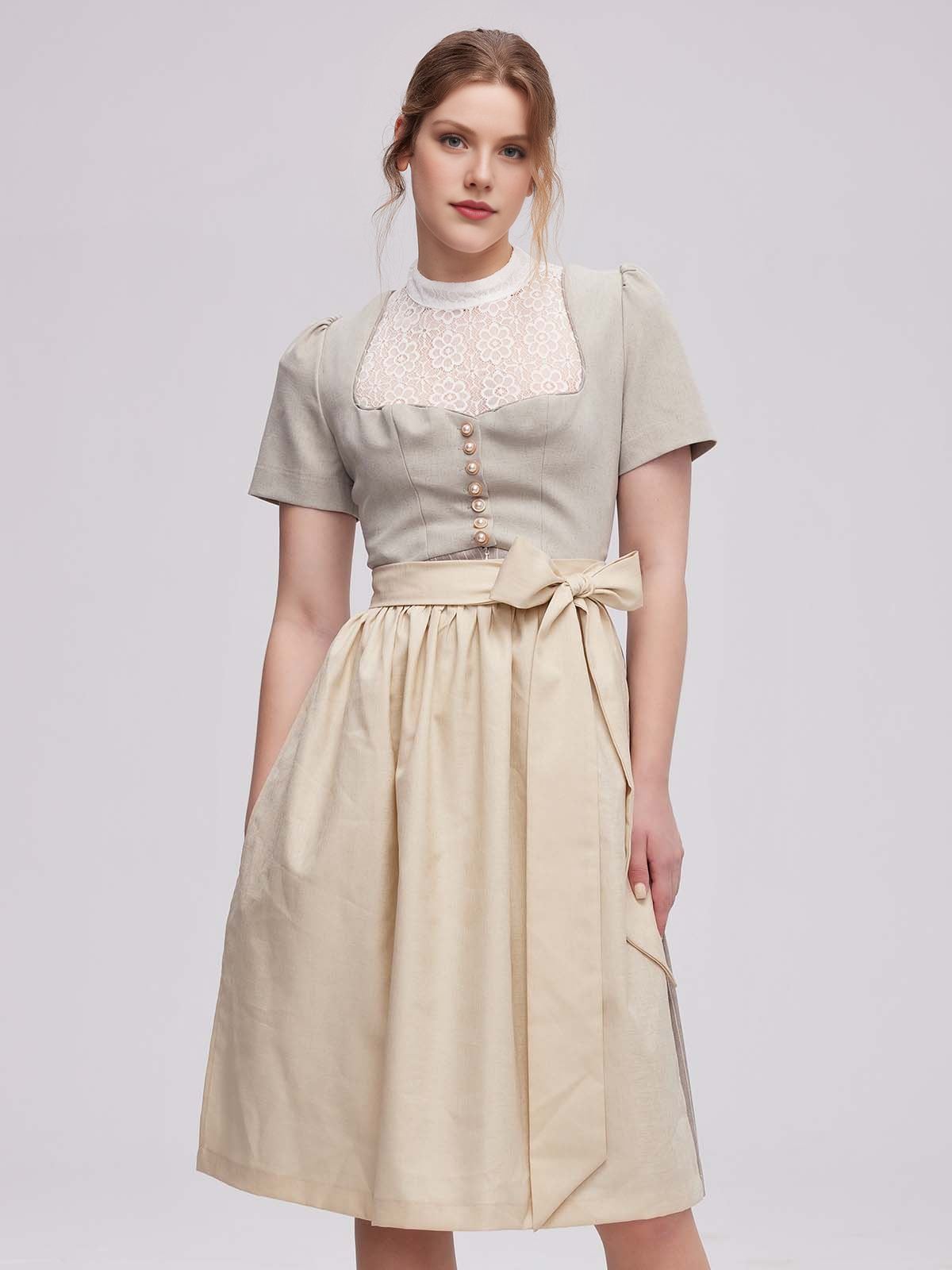 Beiges Dirndlkleid mit elegantem Schnitt