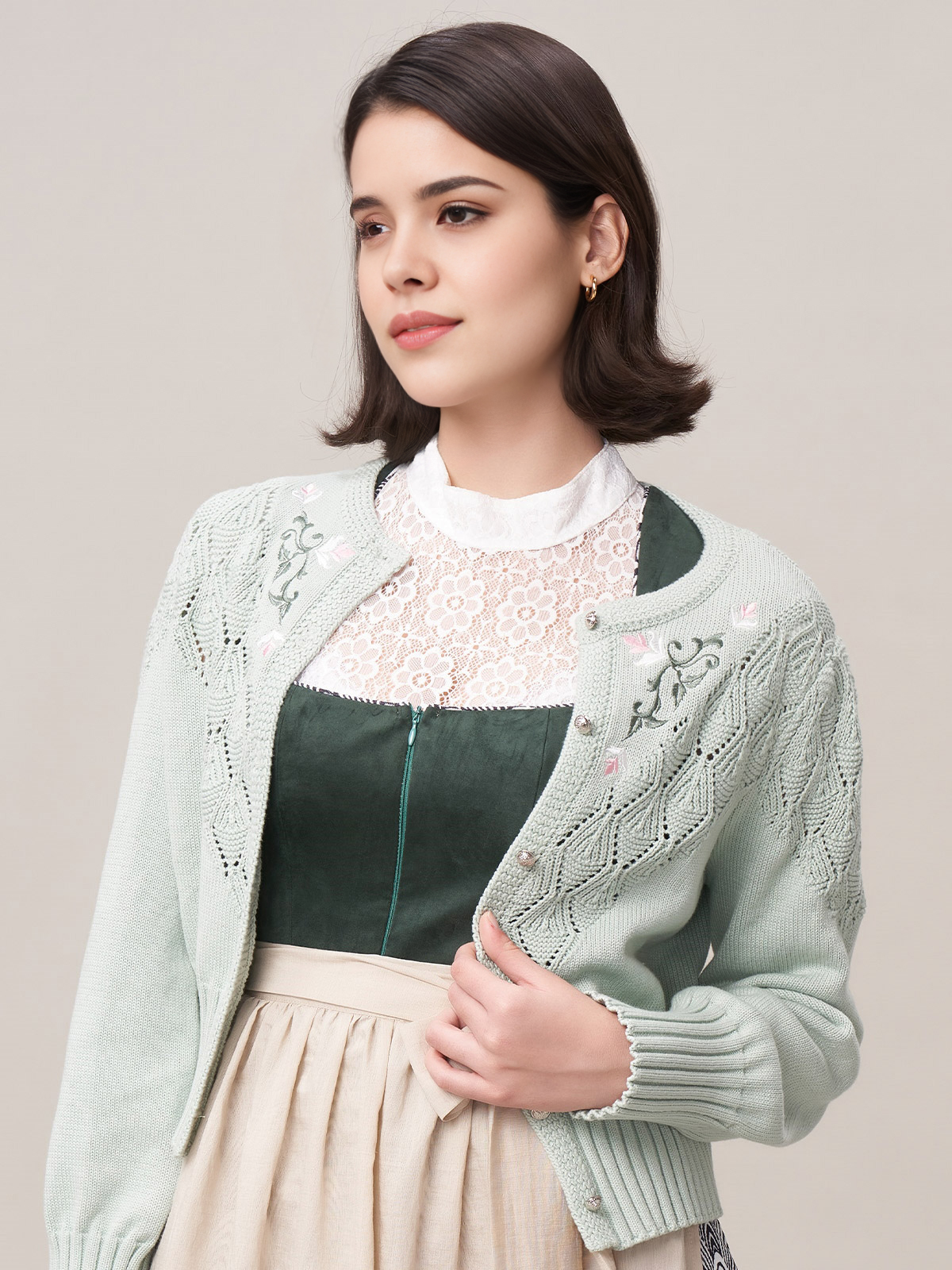 Modernes Dirndl mit halblangen Ärmeln