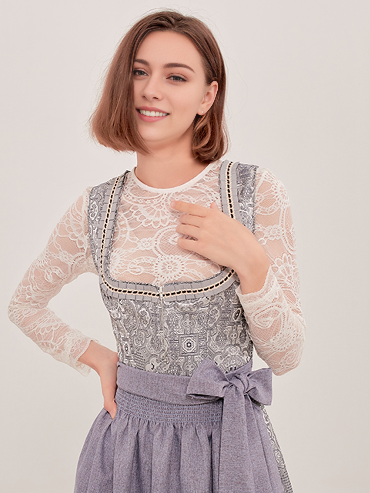 Elegantes blaues Dirndl mit traditioneller Schürze