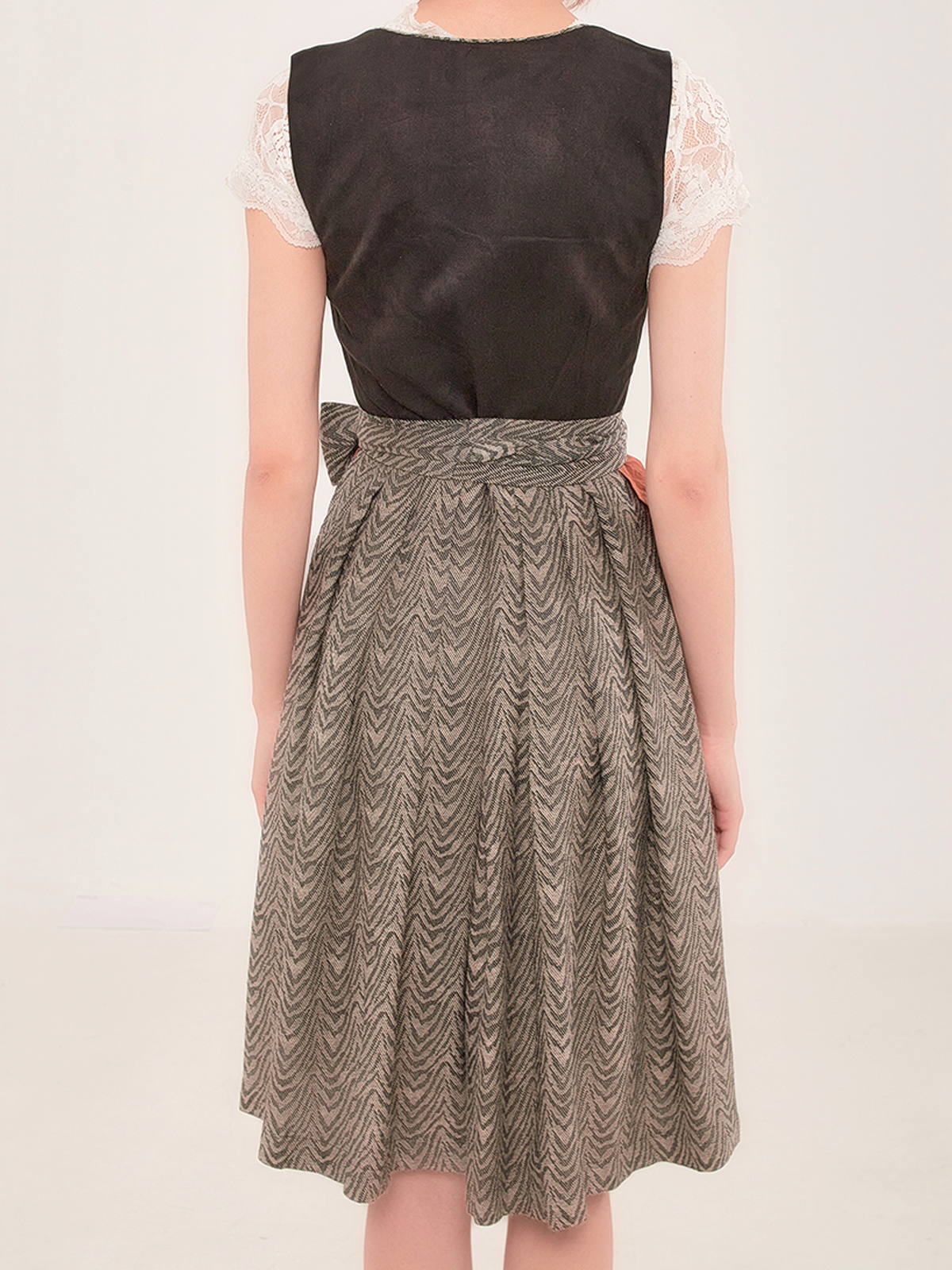 Dirndl mit hochgeschlossener Spitzenbluse