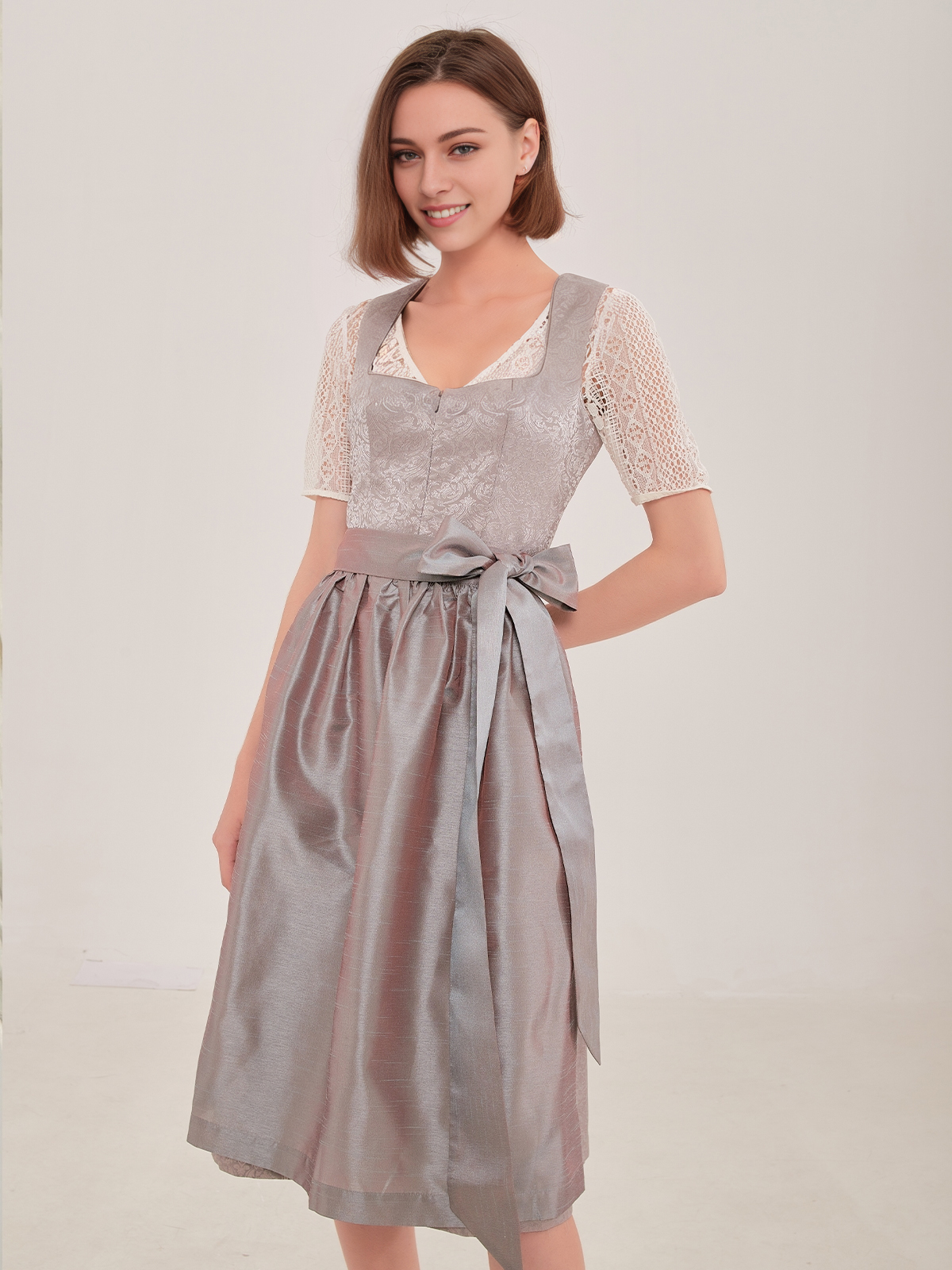 Moderne grün Dirndl mit schlankem Schnitt und eleganter Schürze