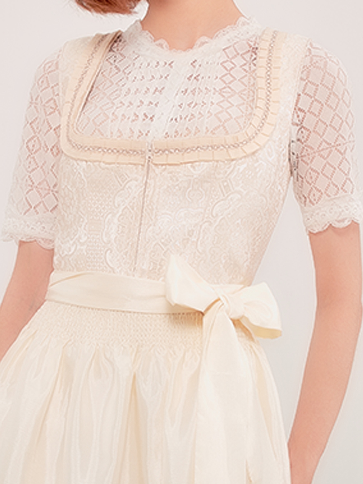 Beiges Dirndl mit eleganter Stickerei
