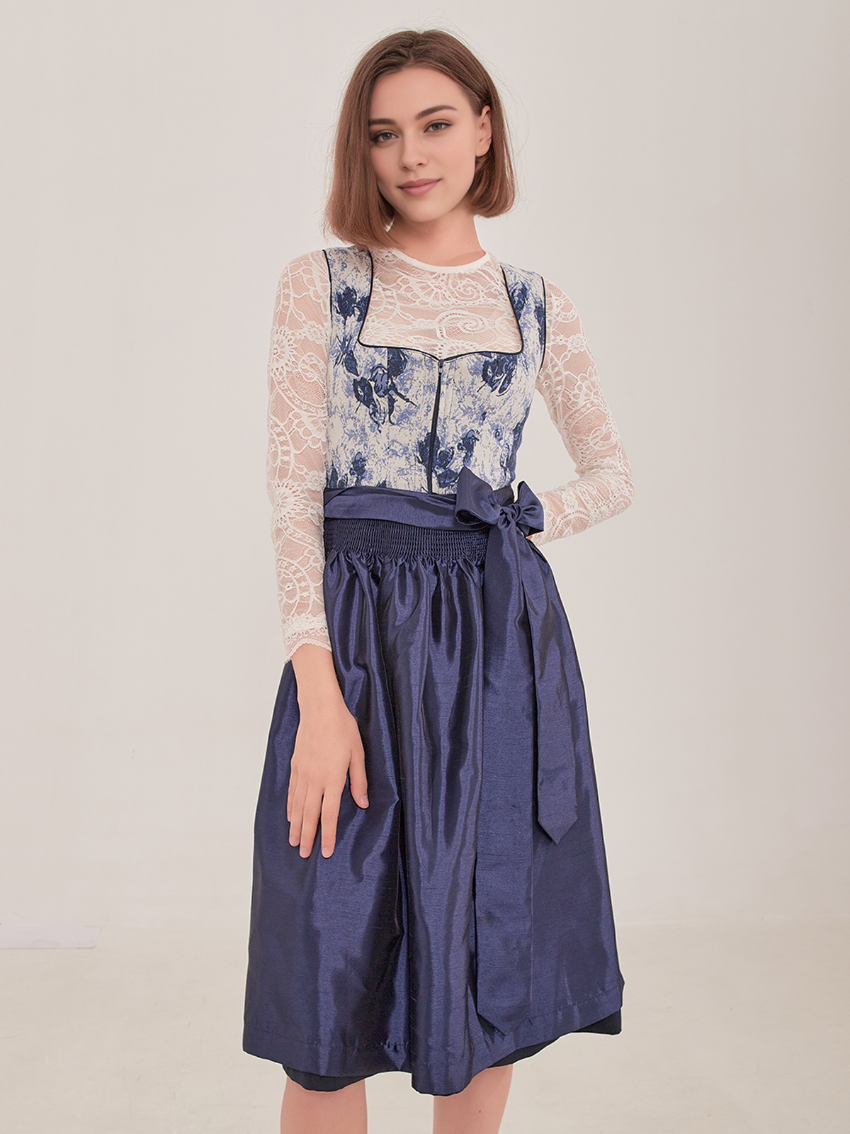 Dirndl in Weiß und Rot