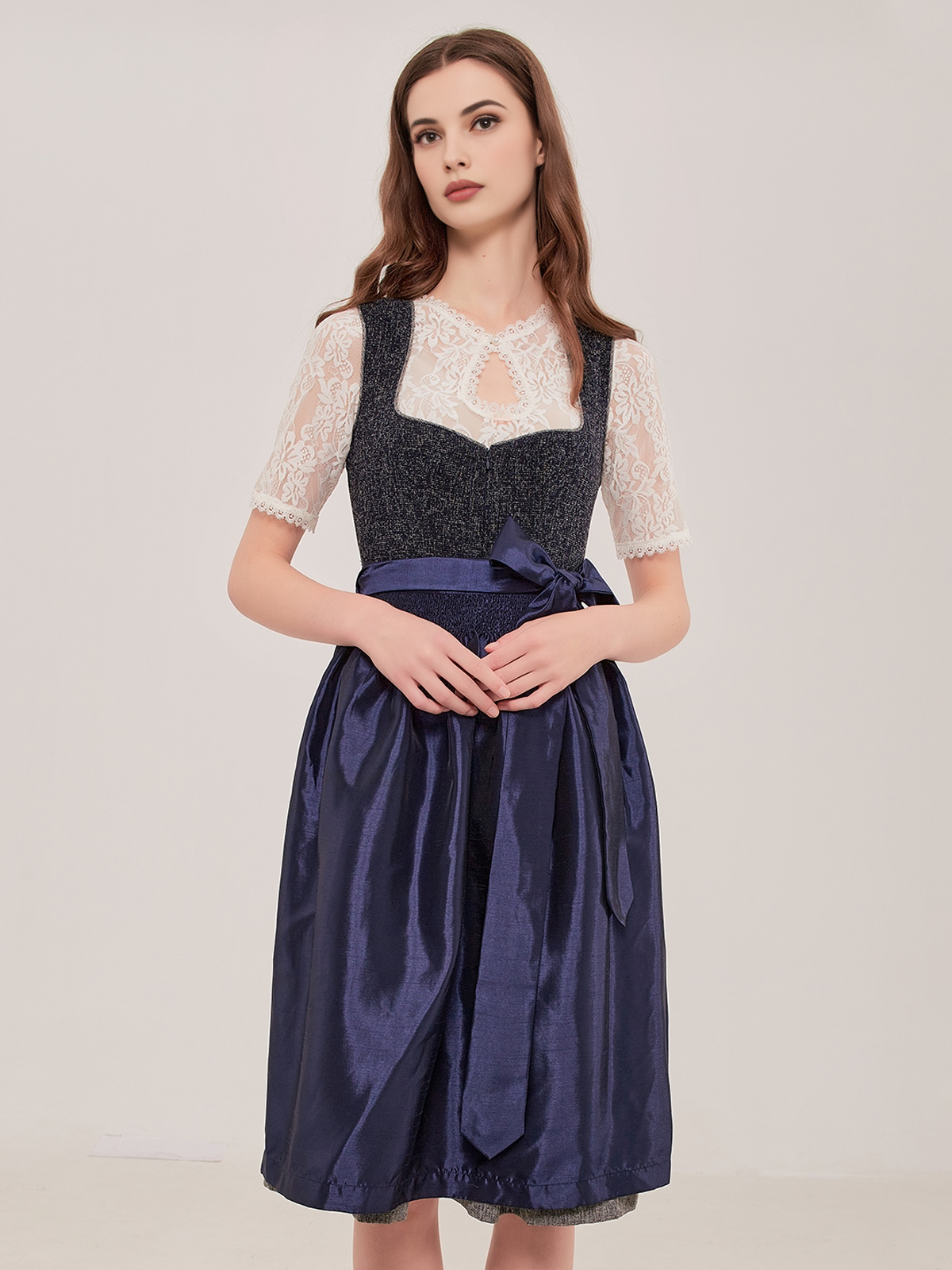 Dirndl in eleganter Blautönung