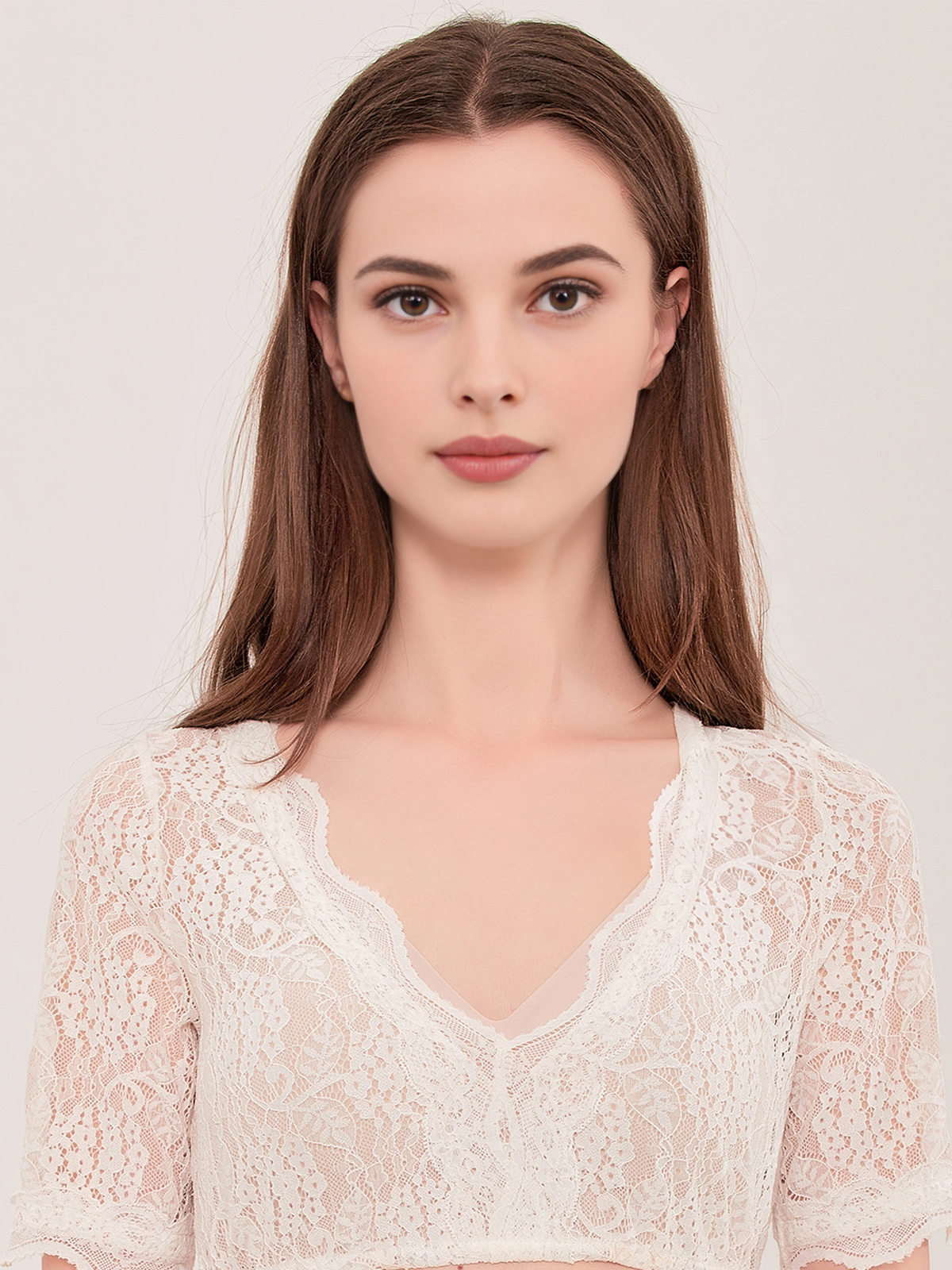 Dirndl in Salbeigrün mit weißer Bluse
