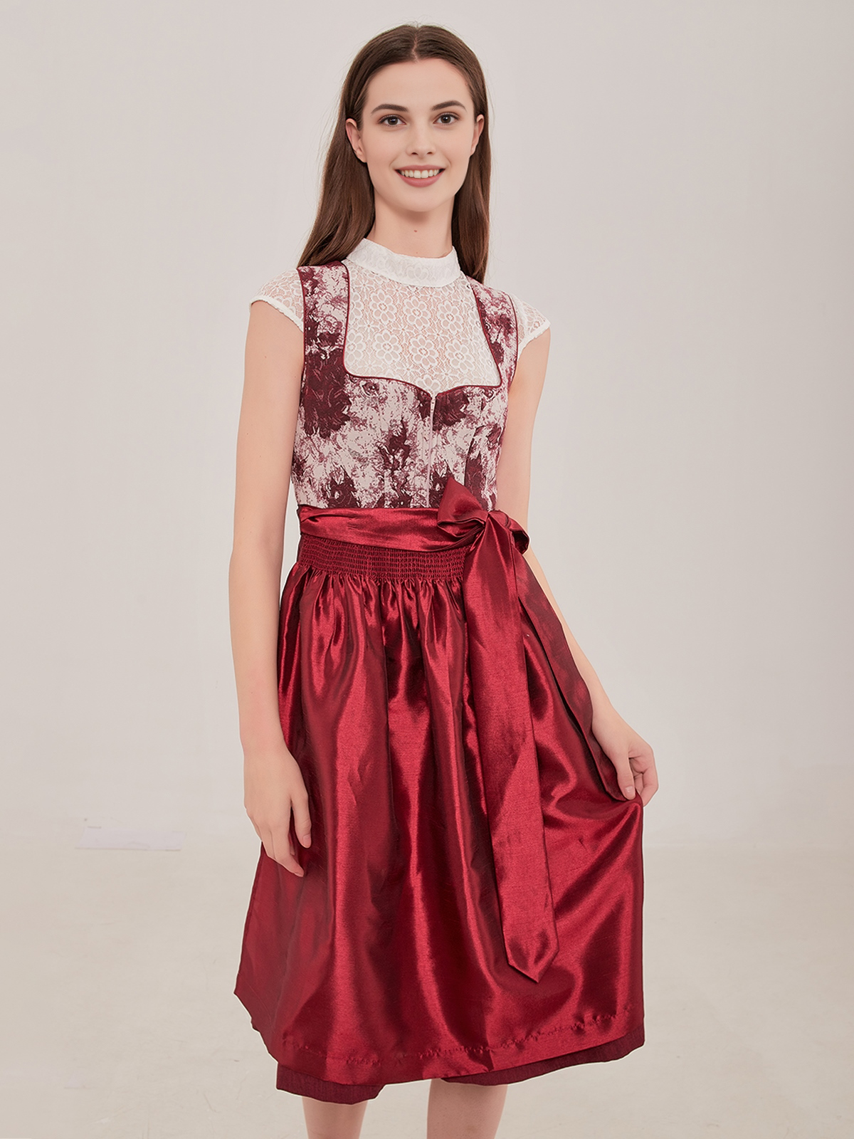 Dirndl mit Spitzenbluse