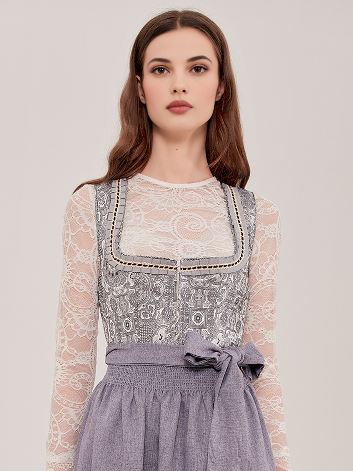 Dirndl Blau in Grau – elegante Variante für festliche Anlässe