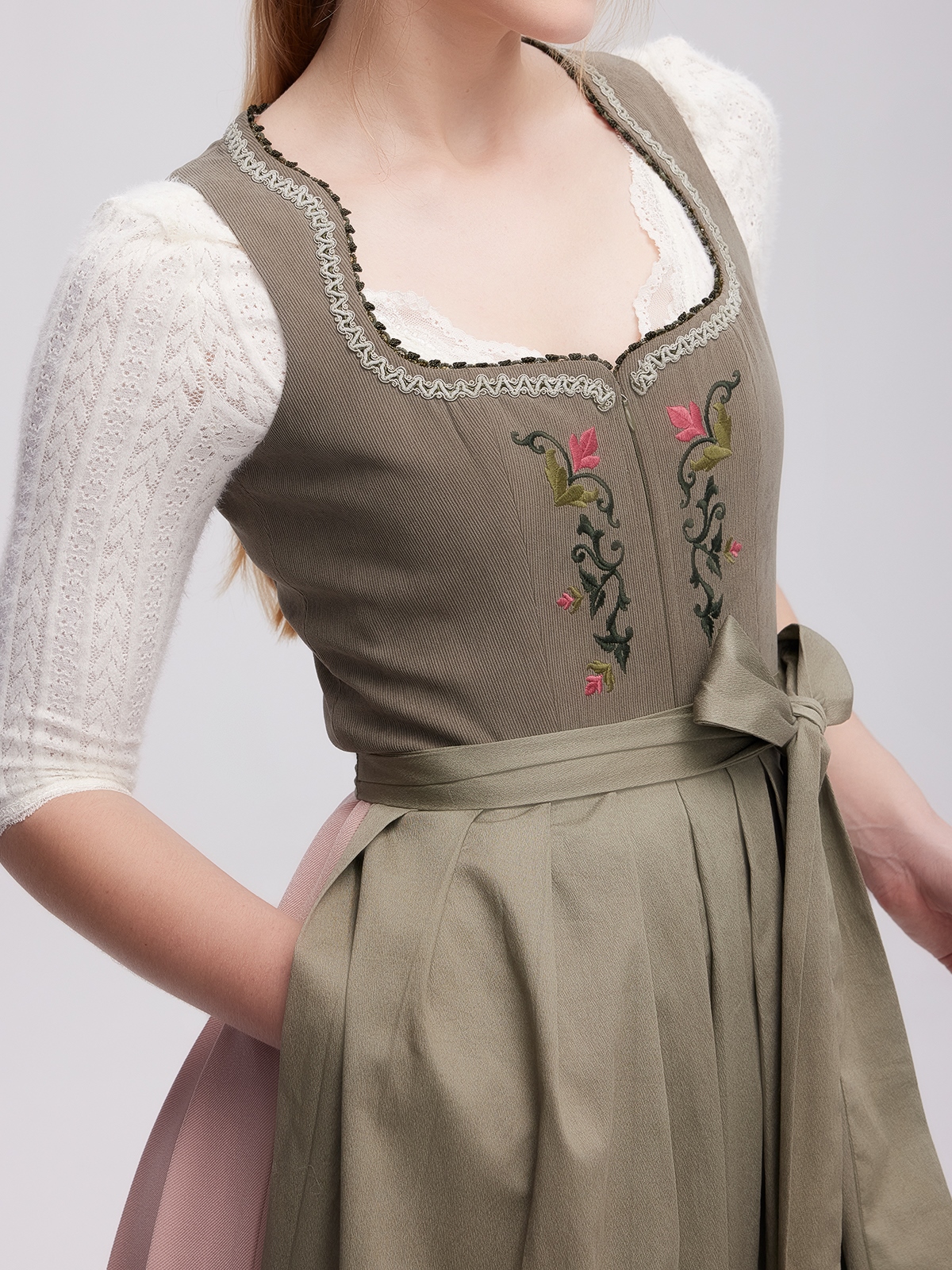 Dirndl mit extremem Ausschnitt in Grün
