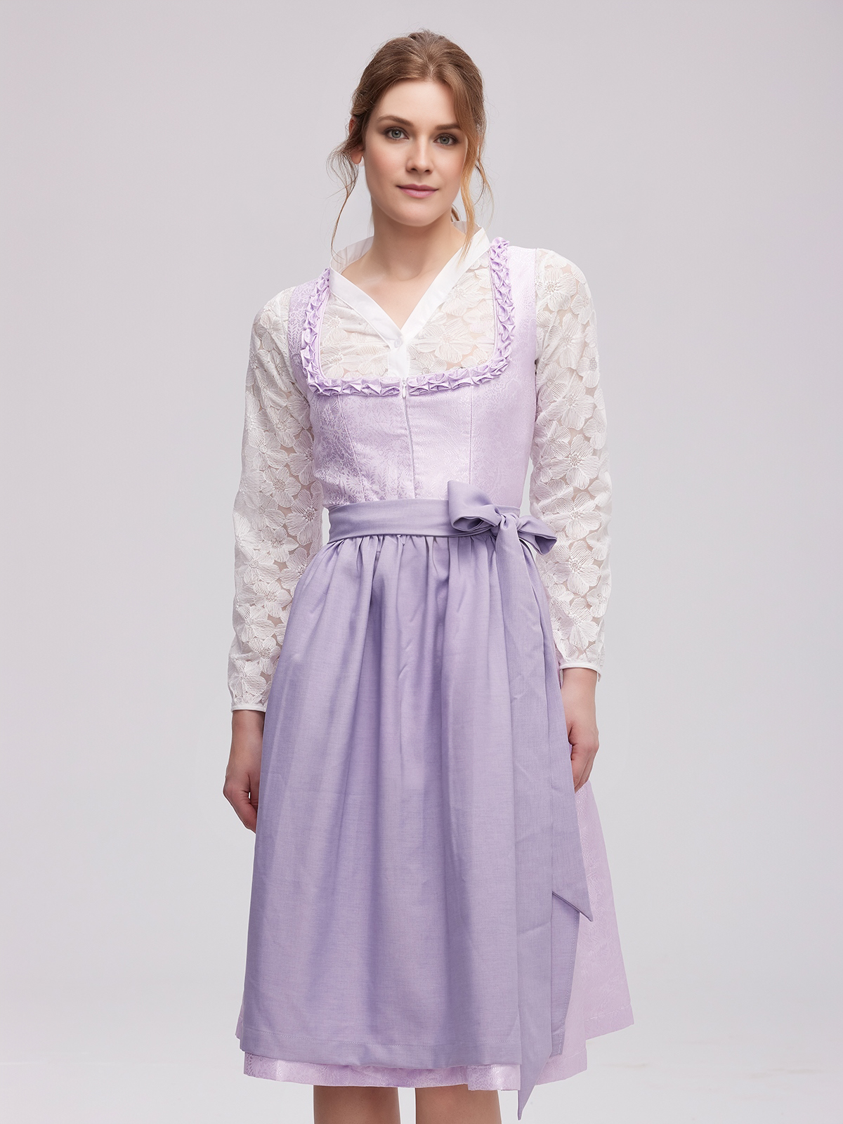 Modernes Dirndl in Lila – eleganter Schnitt und hochwertiger Stoff