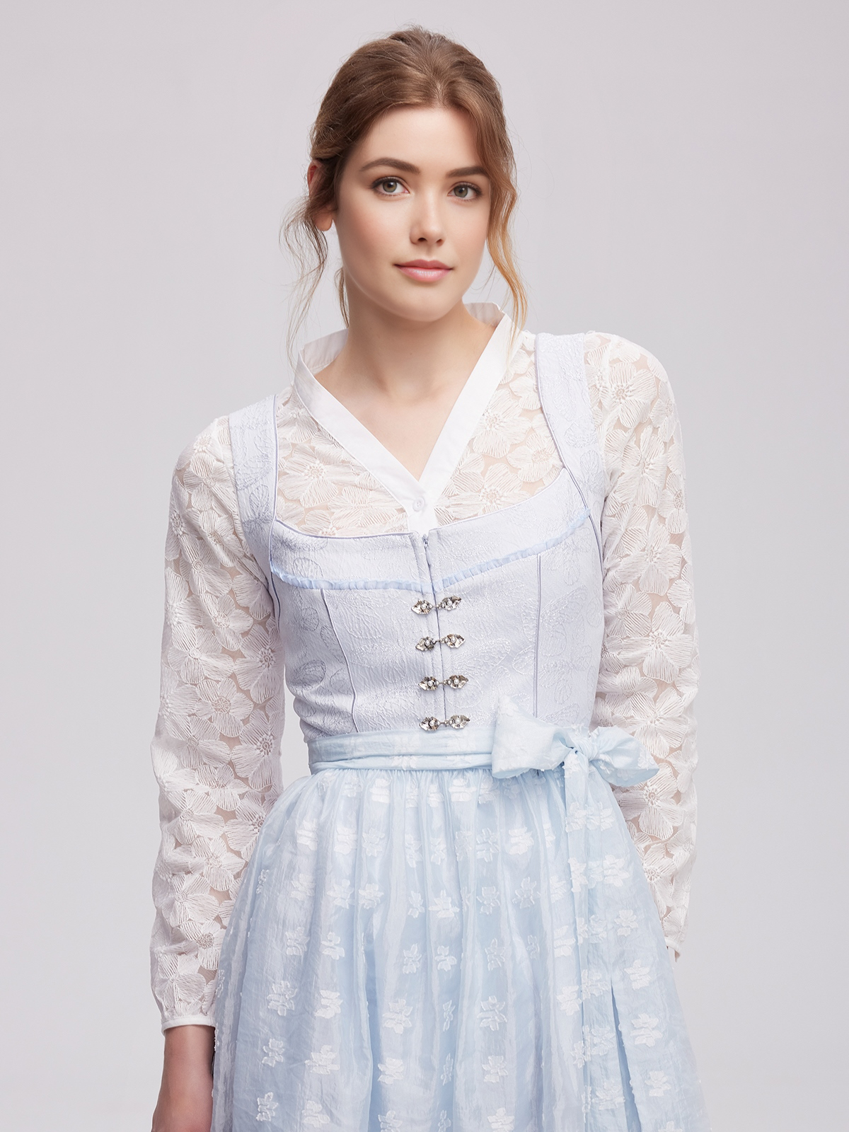 Dirndl in Blau mit floralen Details