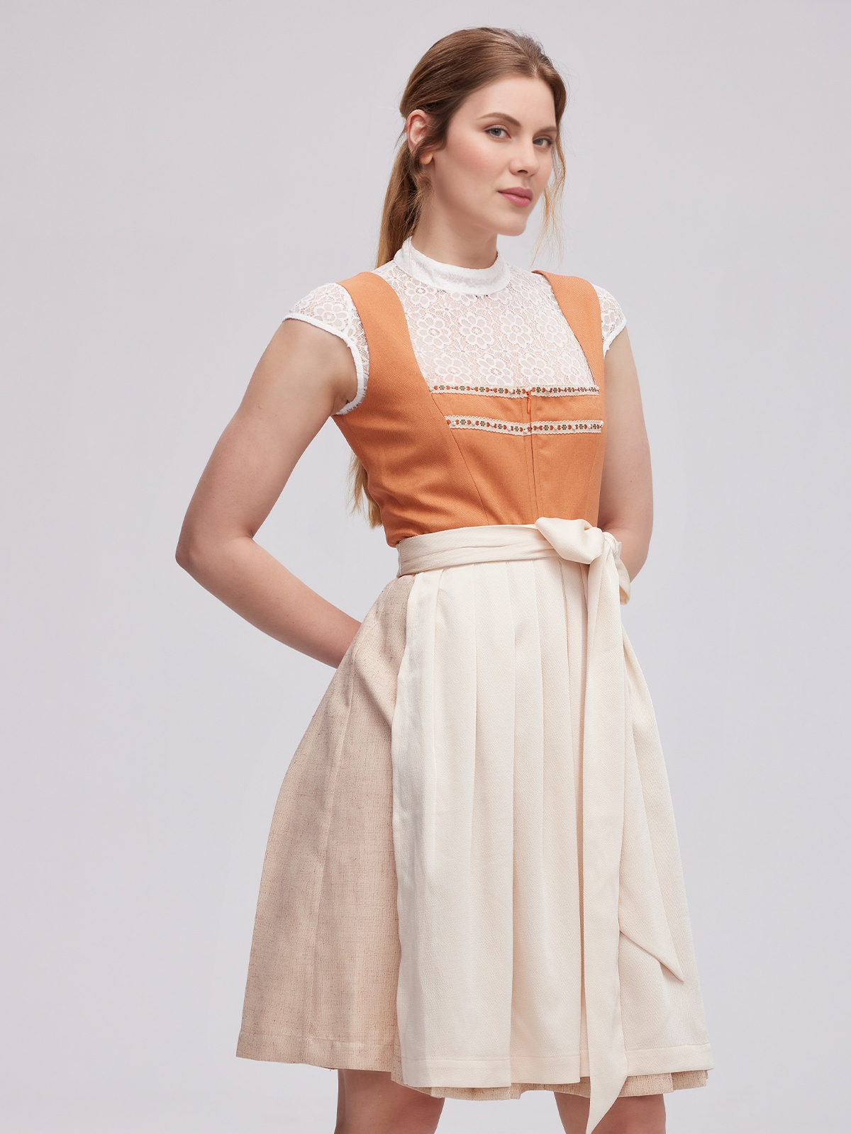 Dirndl Bluse in Orange mit traditioneller Schürze