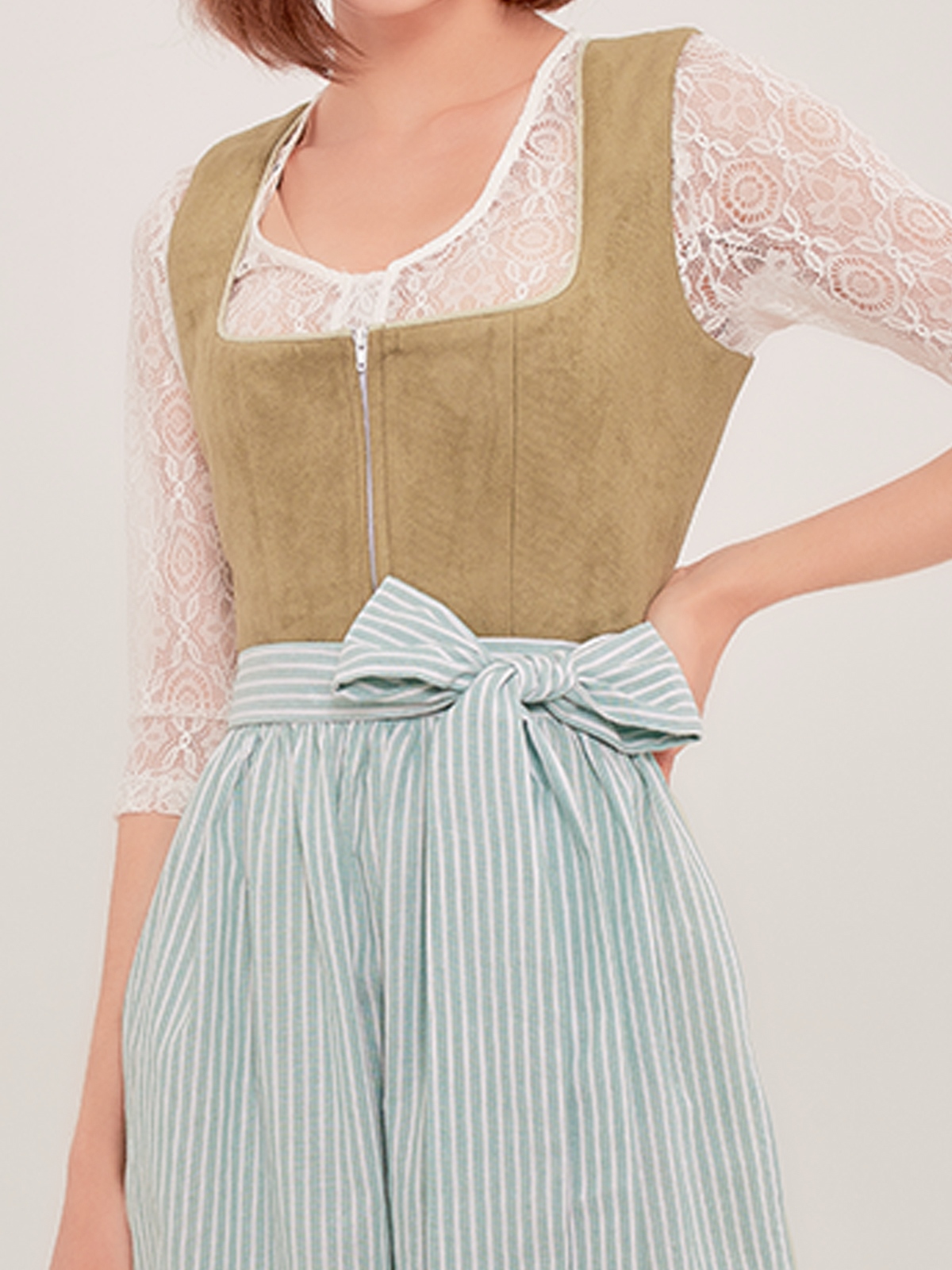 Dirndlbluse in Rot – ein Blickfang für jedes Dirndl-Outfit