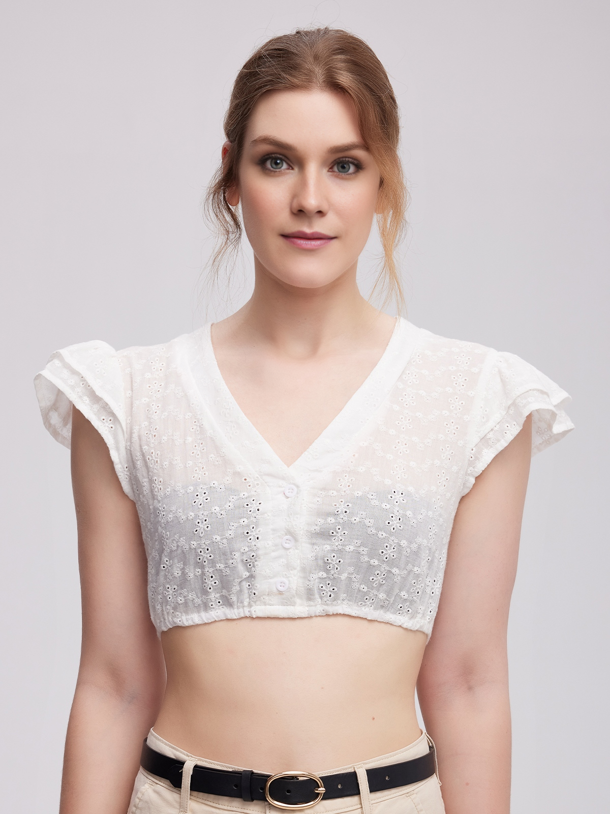 Modernes Dirndl in Weiß mit femininem Schnitt