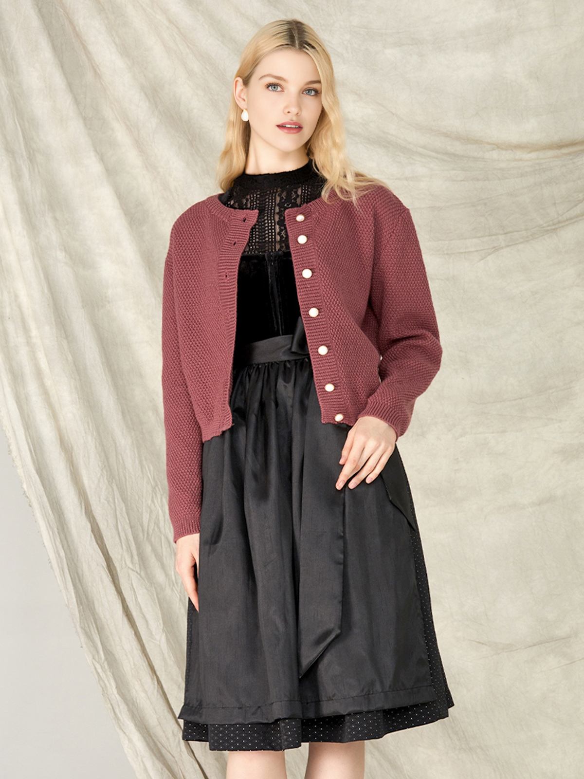 Dirndl-Stil mit lila Akzenten