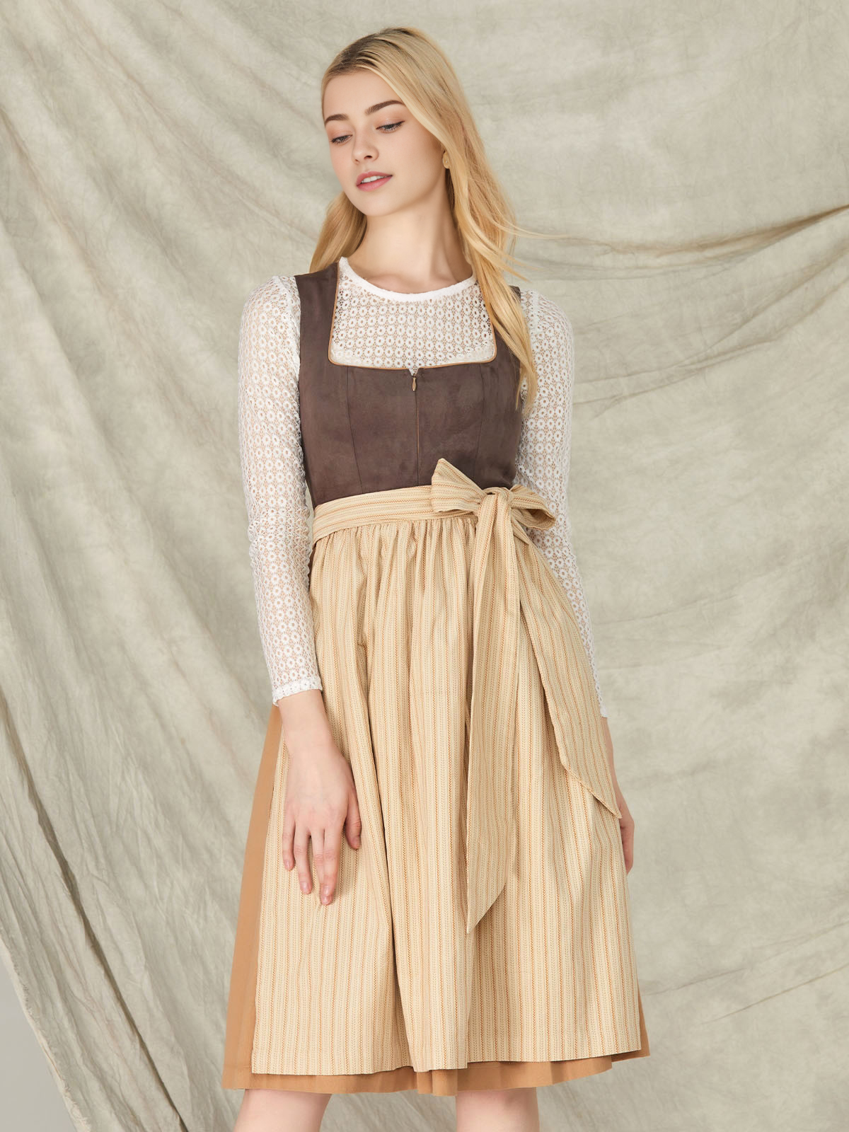 Dirndl in Braun mit floralen Details