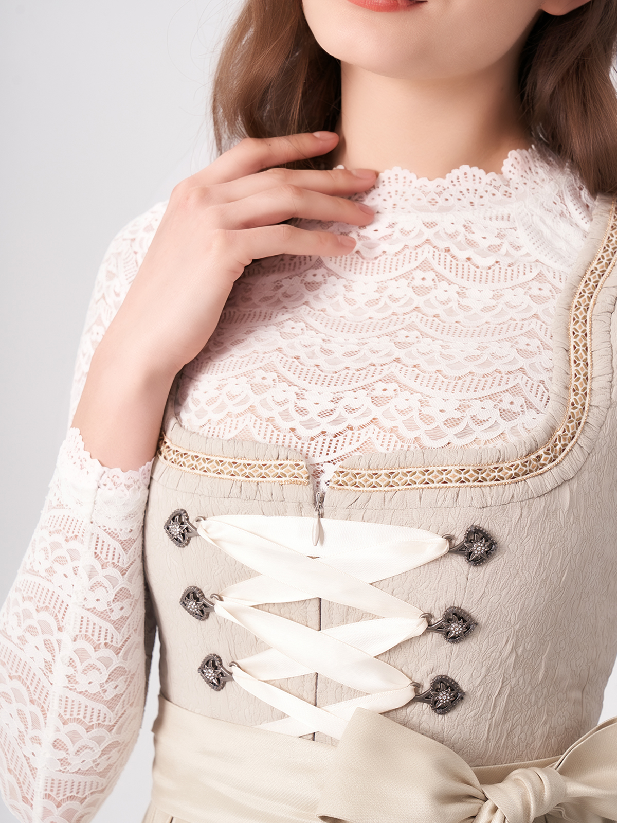 Reduzierte Dirndl in Beige