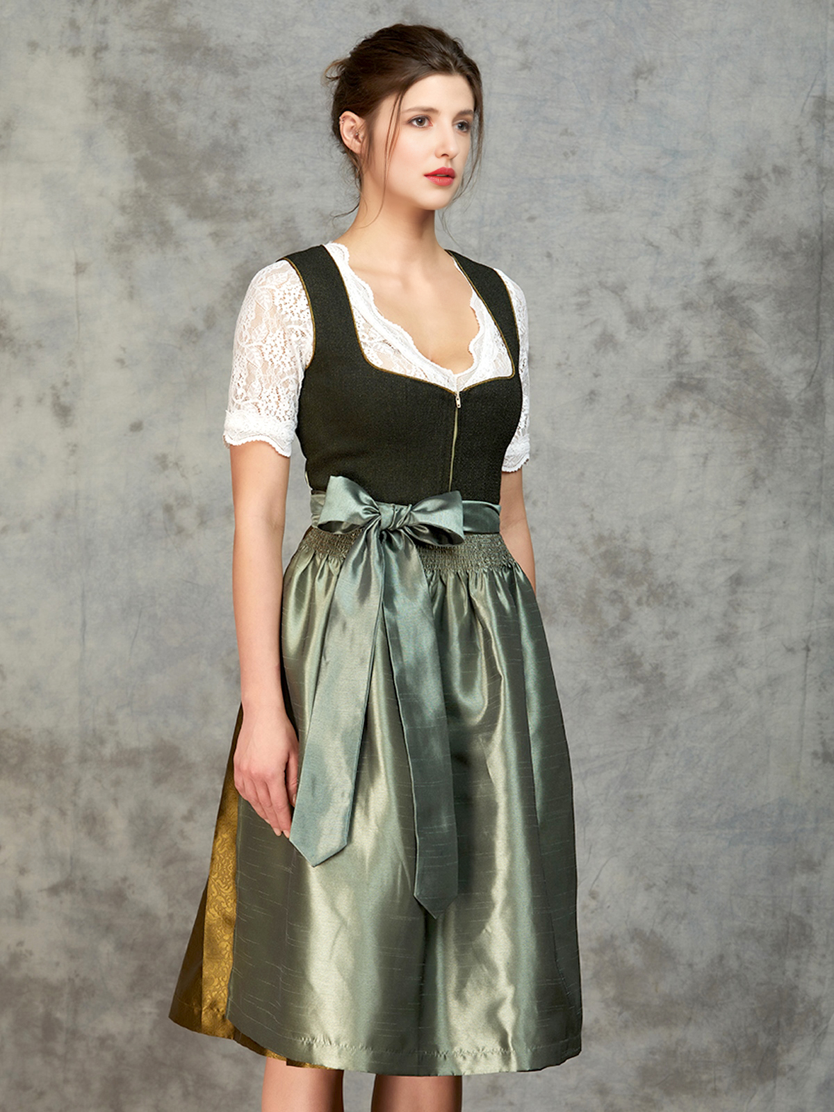 Ein grünes Dirndl mit floralen Details – perfekt für festliche Anlässe