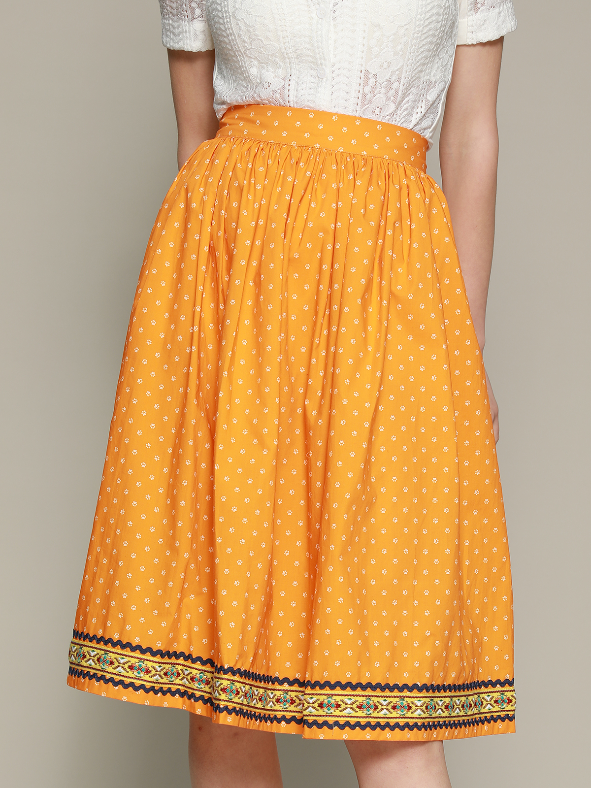 Pinkes Dirndl mit gelber Schürze