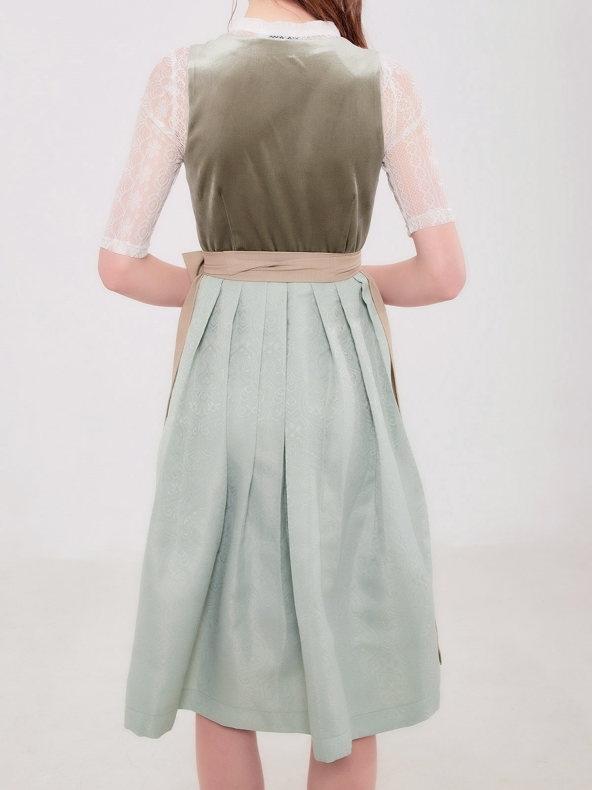 Ein dunkelgrünes Samt Dirndl mit raffinierten Details