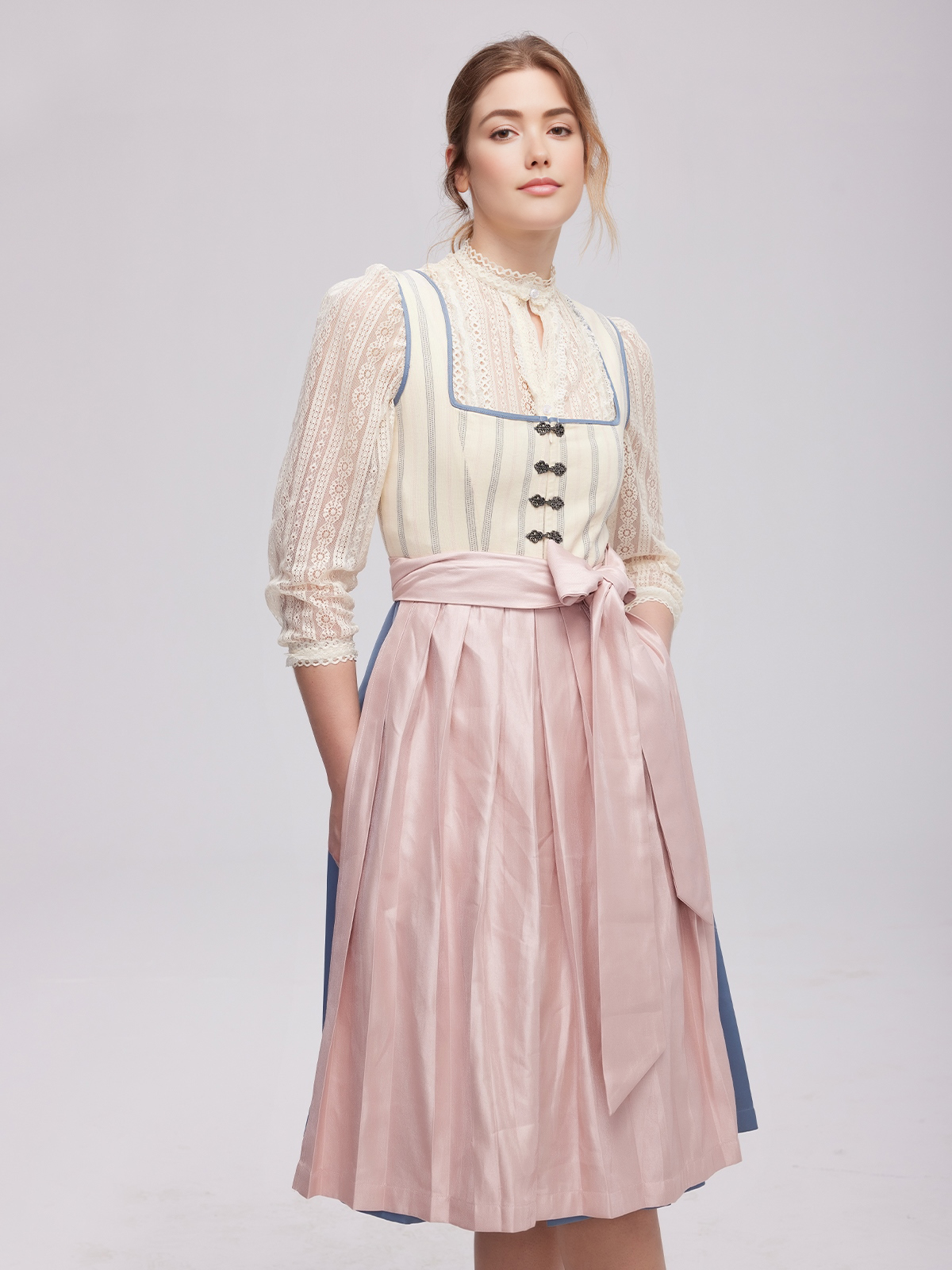 Beige Dirndl mit modernem Schnitt
